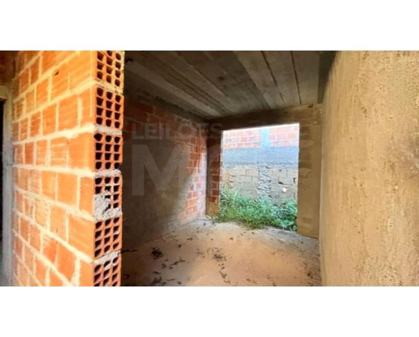Foto de IGUATAMA/MG – Lote com a área de 200,00m², com uma construção inacabada, situado no Centro