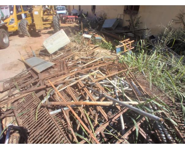 Foto de LOTE 017- Sucata de Ferro velho carteiras, tubos e vergalhões- P71279