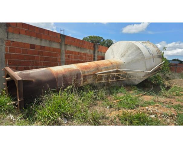 Foto de COCALZINHO DE GOIÁS/GO - Caixa d’água estilo Torre metálica com capacidade para 15.000 mil litros.