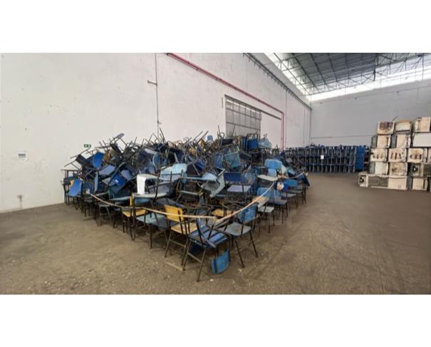 Foto de MANAUS/AM -  CARTEIRA ESCOLAR COM PRANCHETAS, SUCATAS DE CADEIRAS ESCOLAR, LONGARINAS