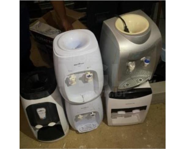 Foto de PORCIÚNCULA/RJ - Eletrodomésticos (freezer, balança, liquidificador, filtro, freezer, televisor). 