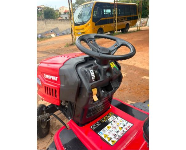 Foto de NATÉRCIA/MG - Trator cortador de grama dirigível, marca Troy-Bilt, modelo TB 54, com plataforma de corte de aproximadamente 54 polegadas, motor a combustão