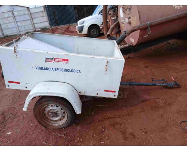 Foto de PARAGUAÇU/MG - Reboque utilitário de carga (carretinha), eixo simples, carroceria metálica tipo caixa, cor branca, equipado com engate para reboque e sinalização refletiva