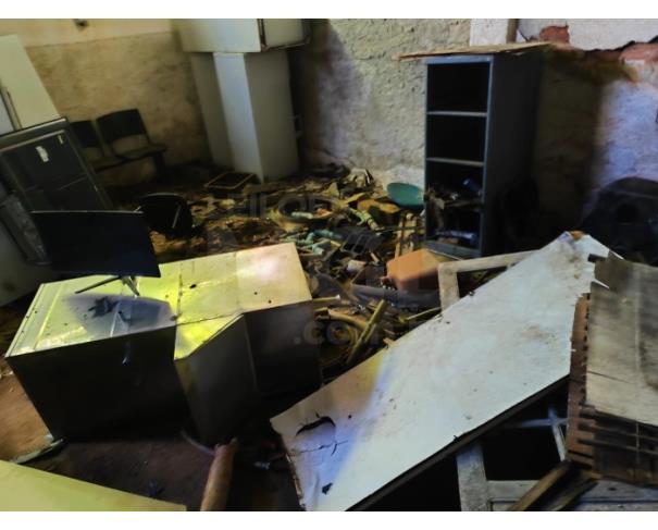 Foto de MANTENA/MG - Sucata Diversas (carteiras e cadeiras escolares, cadeiras fixas, cadeiras giratórias, mesas, arquivos metálicos, estantes/prateleiras, painéis/divisórias, portas, ventiladores, impressora, ar-condicionado)