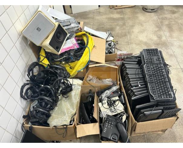 Foto de SÃO LUIS/MA - Telefone com fio, Caxias de Som, Teclados, Mouses, Fones de ouvidos, Óculos de realidade virtual, Suporte para mesa de som Armário metálico para suporte de fios Carcaças de equipamentos de informática Periféricos em geral.