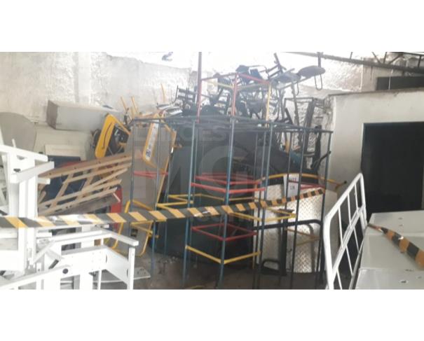 Foto de CARAPICUÍBA/SP-Brinquedos de ferro, longarinas, mesas e ferragens.
