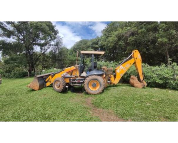 Foto de DIVINÓPOLIS/MG - Retroescavadeira JCB, modelo 3C.