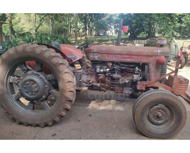 Foto de CHAPECÓ/SC - Trator agrícola de rodas - Ford modelo