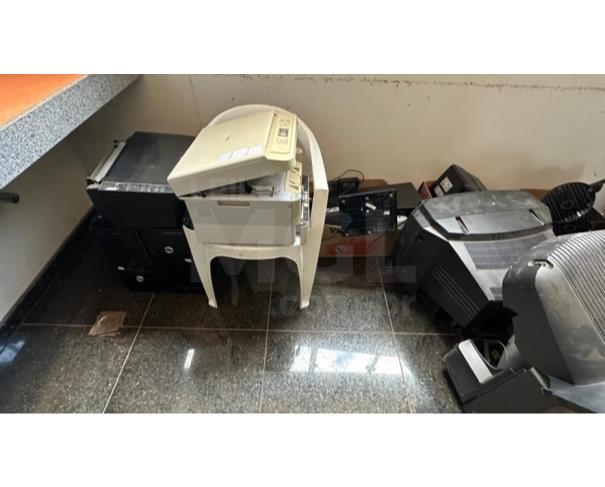 Foto de ITATIAIUÇU/MG-Tv, monitores, teclados, impressora, cpu entre outros.