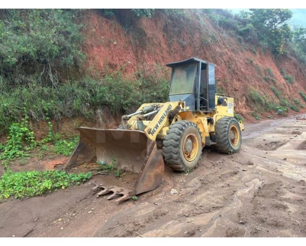 Foto de PIEDADE DE CARATINGA/MG - Pá Carregadeira New Holland 12C