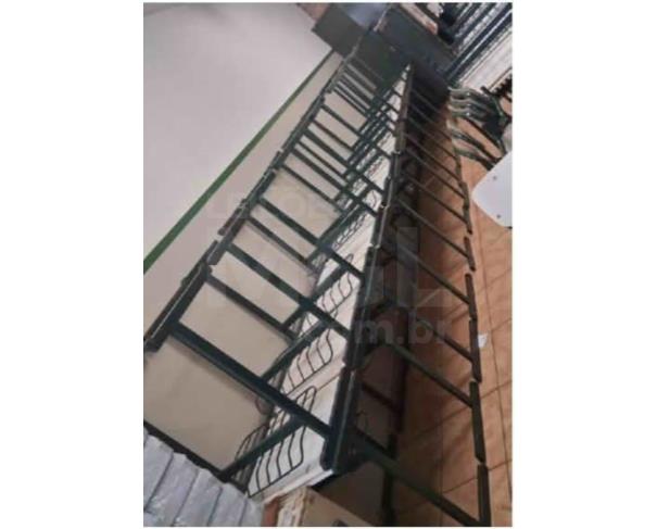 Foto de SANTA CRUZ DO RIO PARDO/SP - Mesas, cadeiras, balança, filtro, bebedouro, fogão industrial, carteiras, televisão, mini system, DVD, liquidificador industrial - Escola Maria Jose Rios