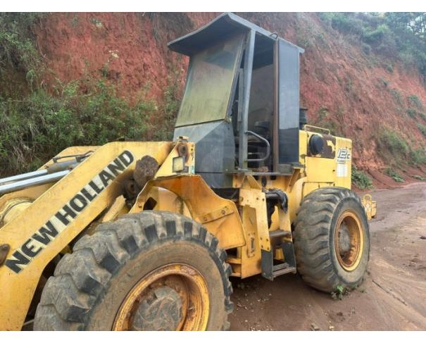 Foto de PIEDADE DE CARATINGA/MG - Pá Carregadeira New Holland 12C