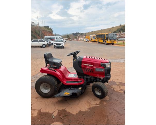 Foto de NATÉRCIA/MG - Trator cortador de grama dirigível, marca Troy-Bilt, modelo TB 54, com plataforma de corte de aproximadamente 54 polegadas, motor a combustão