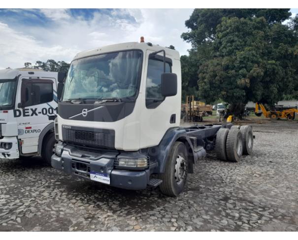 Foto de ITAÚNA MG  CAMINHÃO NO CHASSI - VOLVO VM 330 6X4 TRAÇADO