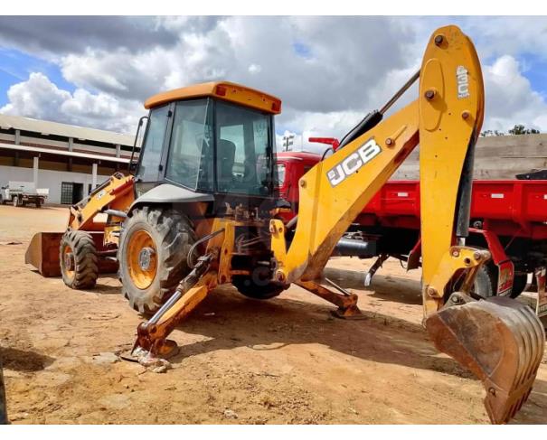 Foto de SÃO GERALDO DO BAIXIO/MG -  Retroescavadeira JCB, modelo 3C.