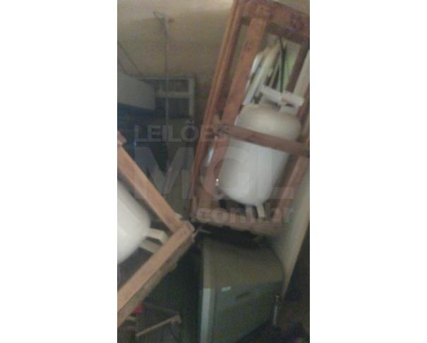 Foto de MANTENA/MG - Sucata Diversas (carteiras e cadeiras escolares, cadeiras fixas, cadeiras giratórias, mesas, arquivos metálicos, estantes/prateleiras, painéis/divisórias, portas, ventiladores, impressora, ar-condicionado)