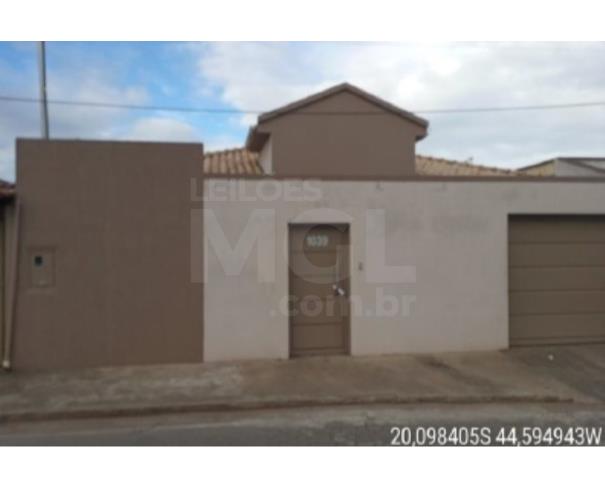 Foto de ITAÚNA/MG CASA COM AREA CONSTRUIDA DE 59,96M2 EDIFICADA EM LOTE DE 300M2 NO BAIRRO AEROPORTO