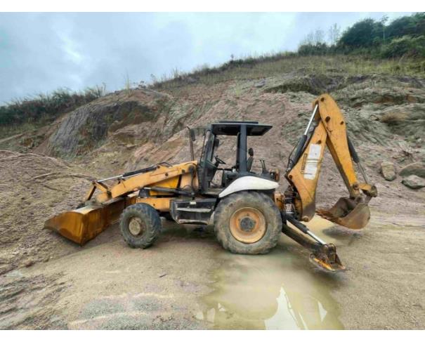 Foto de ADRIANÓPOLIS/PR - Retroescavadeira JCB
