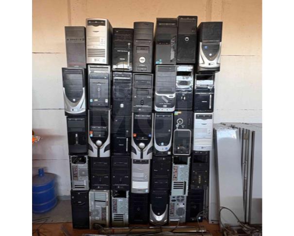 Foto de LAGOA DOURADA/MG -  Gabinetes de computadores em bom estado.