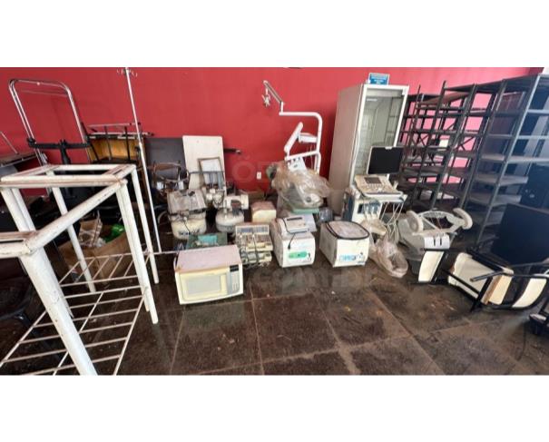 Foto de ITATIAIUÇU/MG-Prateleiras em aço, refrigerador de vacina, aparelho de ultrassom, cadeira odontologica dentre outros.