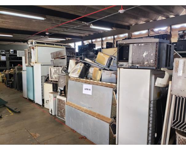 Foto de Brasília/DF - SUCATA DE ESTUFAS, AR CONDICIONADOS, GELADEIRAS, BEBEDOUROS, MICRO-ONDAS, FOGÃO E AUTOCLAVES E EQUIPAMENTOS EM GERAL.