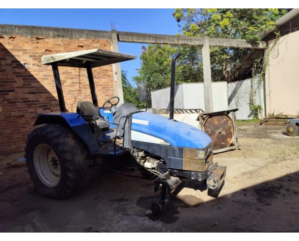 Foto de PORCIÚNCULA/RJ - Trator Agricola New Holland modelo TL60E