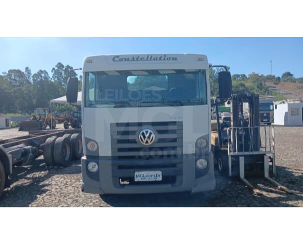 Foto de ITAÚNA MG - CAMINHÃO COM PLATAFORMA DE 07 MTS - VW 13.180 CNM