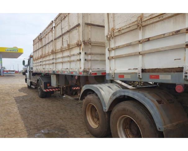 Foto de ITAÚNA/MG - 02 sucatas de semirreboques