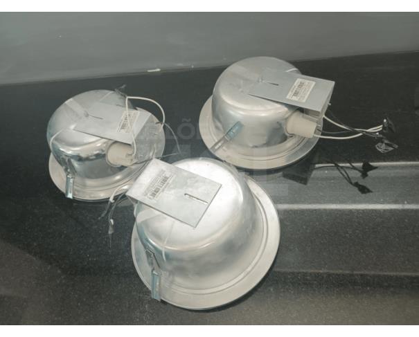 Foto de GOVERNADOR VALADARES/MG - Luminárias de teto tipo plafon/embutir, com estrutura metálica e difusor de vidro fosco