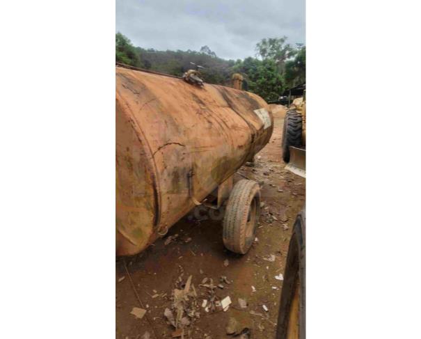 Foto de SARDOÁ/MG - Carreta Tanque Agrícola Incomagri, tanque metálico rebocável sobre eixo com rodas, equipada com bomba de sucção/distribuição e mangueira