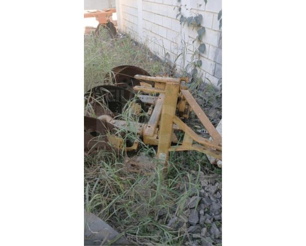 Foto de ORATÓRIOS/MG - Arado Agrícola de 03 Discos, para acoplamento ao sistema hidráulico de três pontos do trator, estrutura metálica, equipado com discos de corte