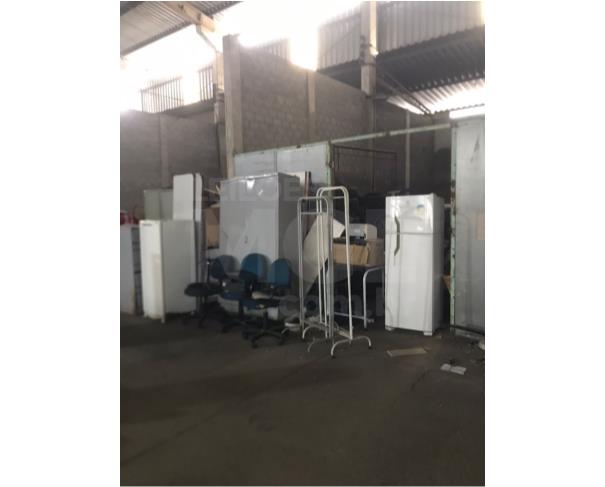 Foto de CRUZEIRO/SP - Aproximadamente de 2.000 cadeiras escolares, 2.000 carteiras escolares, 30 macas em ferro, 06 freezers, 3 autoclaves.