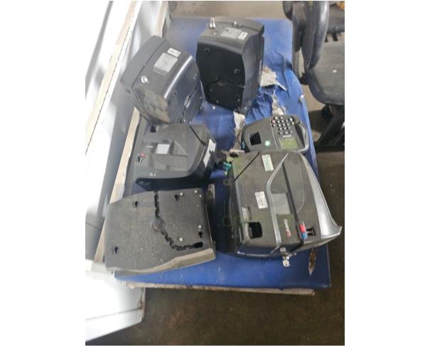 Foto de CASTRO/PR - Itens diversos (CPUs, impressoras, estabilizadores, monitores, cabos, periféricos e equipamentos de controle de ponto, cadeiras, carteiras, mesas, armários)
