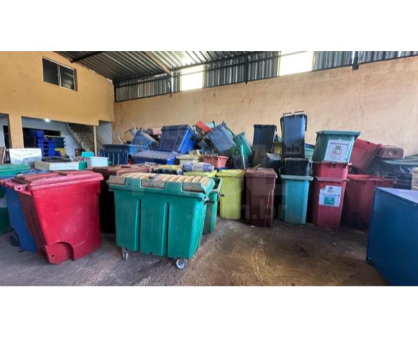 Foto de ITATIAIUÇU/MG-Armário de aço, mesas diversas, cadeiras de banho, longarina, ventiladores, mesa escolar.