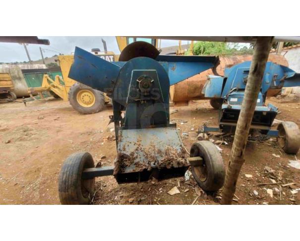 Foto de SARDOÁ/MG - Trilhadeira agrícola / debulhadora de grãos, para processamento de feijão, arroz, milho e outros cereais, estrutura metálica, montada sobre rodas, cor azul