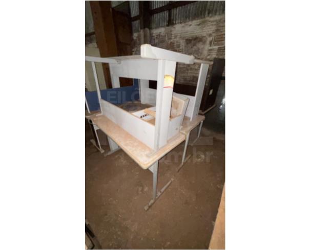 Foto de PONTES GESTAL/SP - Cadeiras escolares, Mesas de mdf com avarias na estrutura