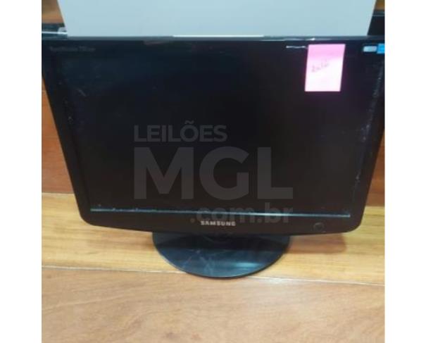 Foto de PORCIÚNCULA/RJ - Material de informática (monitores, DVD, mini system, notebook, som, cabos, câmeras de vigilância, retroprojetor, calculadora, impressora, CPUs). 
