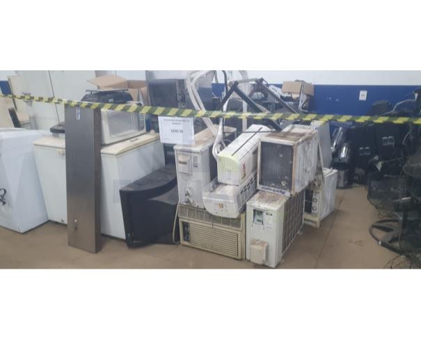 Foto de ITABIRITO/MG - Sucata de eletrônicos, geladeiras e freezers