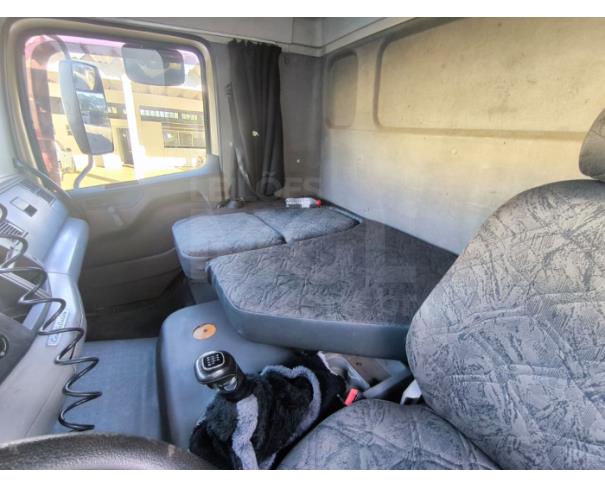 Foto de ITAÚNA MG - CAMINHÃO NO CHASSI TRUCADO  - VW 24.250 CLC 6X2 - NO DOCUMENTO ESTÁ COMO CARROCERIA FECHADA