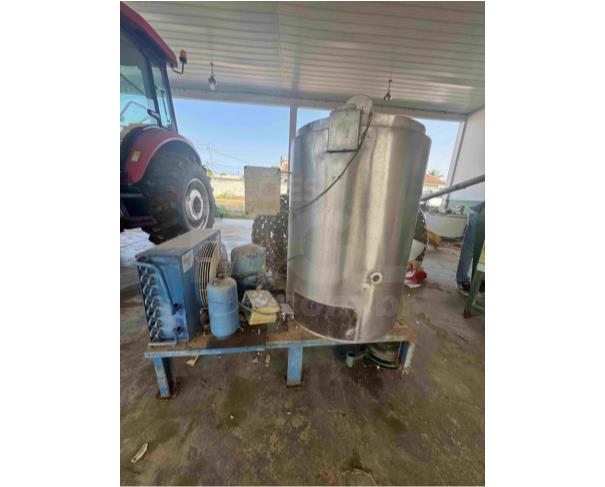 Foto de TEIXEIRÓPOLIS/GO - Tanque resfriador de leite vertical, acoplado à sua própria unidade condensadora (sistema de refrigeração)