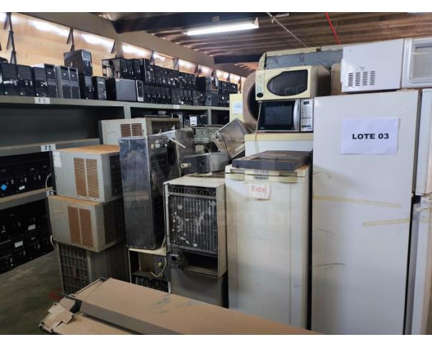 Foto de Brasília/DF - SUCATA DE ESTUFAS, AR CONDICIONADOS, GELADEIRAS, BEBEDOUROS, MICRO-ONDAS, FOGÃO E AUTOCLAVES E EQUIPAMENTOS EM GERAL.