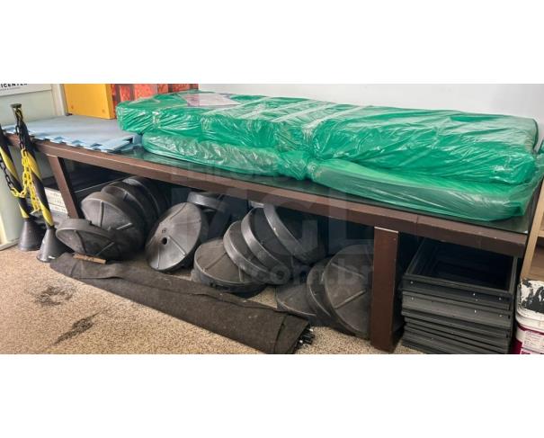 Foto de SÃO LUIS/MA - Mesas, Cafeteiras, Equipamentos de Laboratório, Micro-ondas, TV 60 polegadas, Revisteiro.