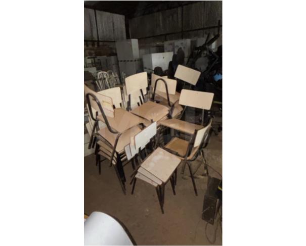 Foto de PONTES GESTAL/SP - Cadeiras escolares, Mesas de mdf com avarias na estrutura