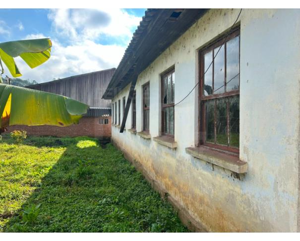 Foto de NOVA BRÉSCIA/RS - Material proveniente da demolição de edificação em alvenaria (antiga Escola Municipal de 1.º Grau Incompleto Dom João Becker), com área construída de 141,51 m². 