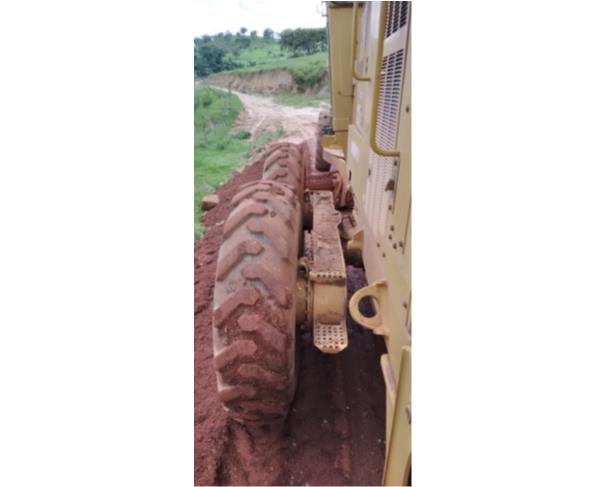 Foto de SANTO ANTONIO DO RIO ABAIXO/MG - Motoniveladora Caterpillar, modelo 120K.