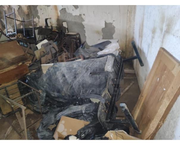 Foto de MANTENA/MG - Sucata Diversas (carteiras e cadeiras escolares, cadeiras fixas, cadeiras giratórias, mesas, arquivos metálicos, estantes/prateleiras, painéis/divisórias, portas, ventiladores, impressora, ar-condicionado)