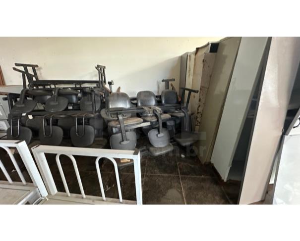 Foto de ITATIAIUÇU/MG-Prateleiras em aço, refrigerador de vacina, aparelho de ultrassom, cadeira odontologica dentre outros.