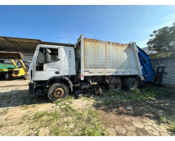 Foto de Marataízes/ES- Caminhão Iveco Tector Attack 240E28, com compactador de lixo Damaeq- 2013/2014