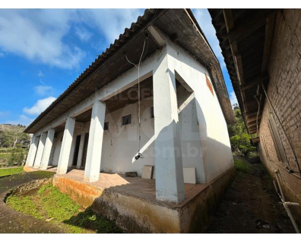 Foto de NOVA BRÉSCIA/RS - Material proveniente da demolição de edificação em alvenaria (antiga Escola Municipal de 1.º Grau Incompleto Dom João Becker), com área construída de 141,51 m². 