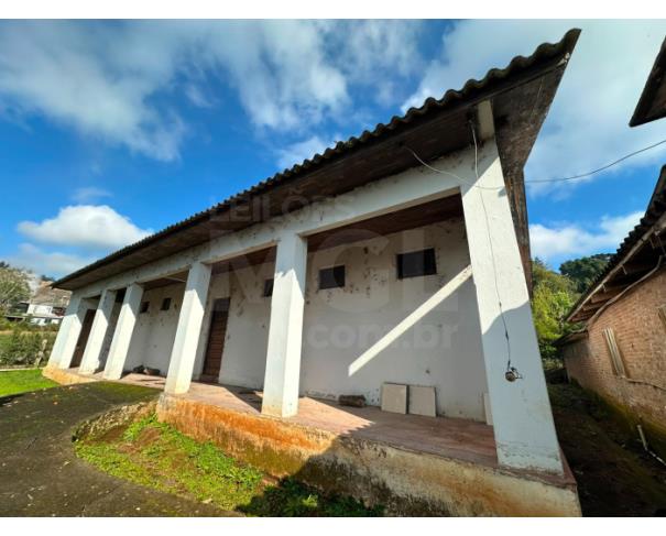 Foto de NOVA BRÉSCIA/RS - Material proveniente da demolição de edificação em alvenaria (antiga Escola Municipal de 1.º Grau Incompleto Dom João Becker), com área construída de 141,51 m². 